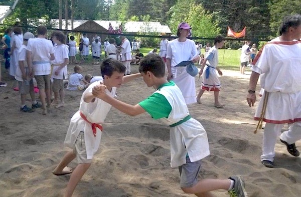 Un combat entre enfants pendant une série d'épreuves olympiques à l'école Waldorf (en 5ème classe) Un combat entre enfants pendant une série d'épreuves olympiques à l'école Waldorf (en 5ème classe)
