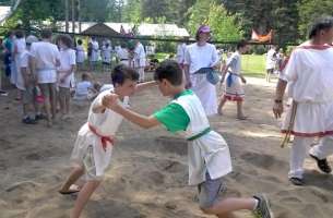 Un combat entre enfants pendant une série d'épreuves olympiques à l'école Waldorf (en 5ème classe) Un combat entre enfants pendant une série d'épreuves olympiques à l'école Waldorf (en 5ème classe)