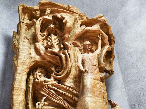 La statue du Christ, le représentant de l'humanité, entre Lucifer et Ahriman La statue du Christ, le représentant de l'humanité, entre Lucifer et Ahriman