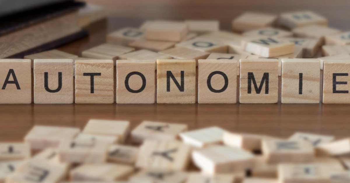 Le mot "autonomie" est mentionné sur un panneau en bois. Le mot "autonomie" est mentionné sur un panneau en bois.