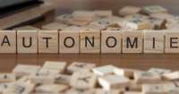 Le mot "autonomie" est mentionné sur un panneau en bois. Le mot "autonomie" est mentionné sur un panneau en bois.