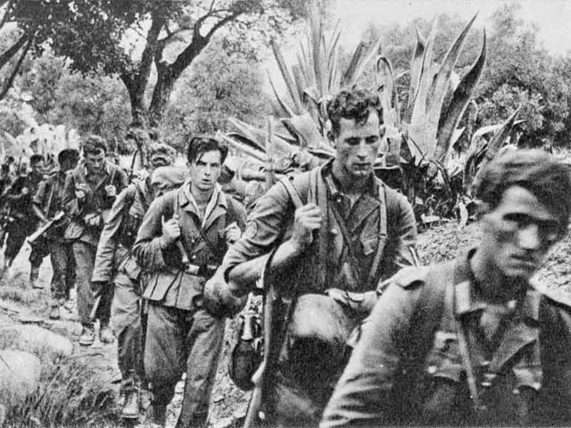 Jeunes soldats se rendant au front Jeunes soldats se rendant au front